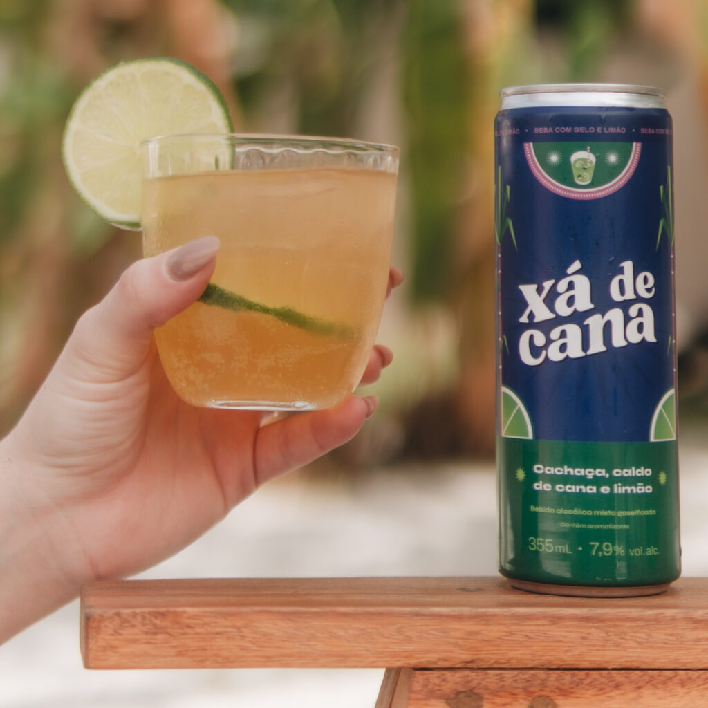 Xá de Cana - Pessoa segurando copo com a bebida xá de cana