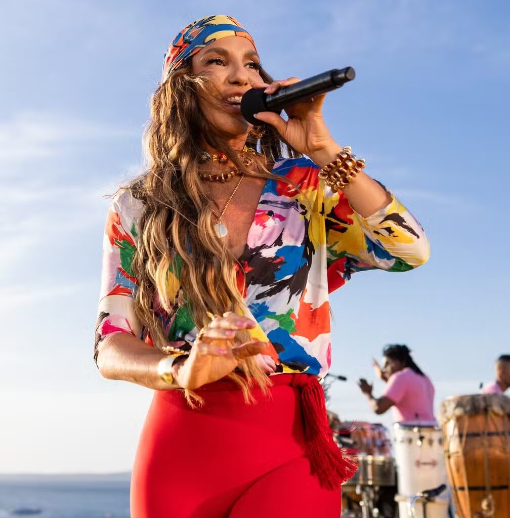 Ivete Sangalo no registro audiovisual do EP ‘O verão bate em minha porta’, gravado em Salvador (BA) em dezembro — Foto: Divulgação