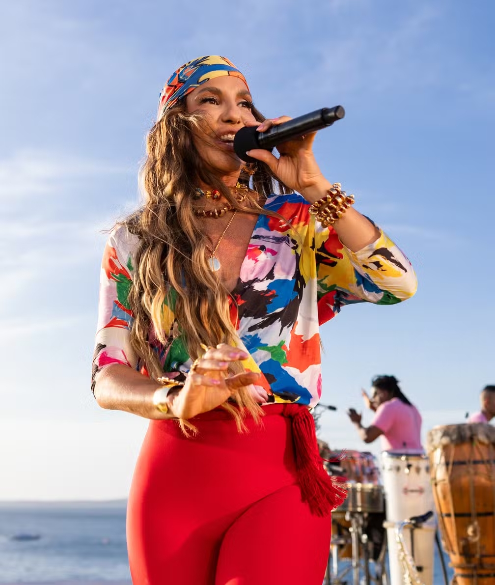 Ivete Sangalo no registro audiovisual do EP ‘O verão bate em minha porta’, gravado em Salvador (BA) em dezembro — Foto: Divulgação