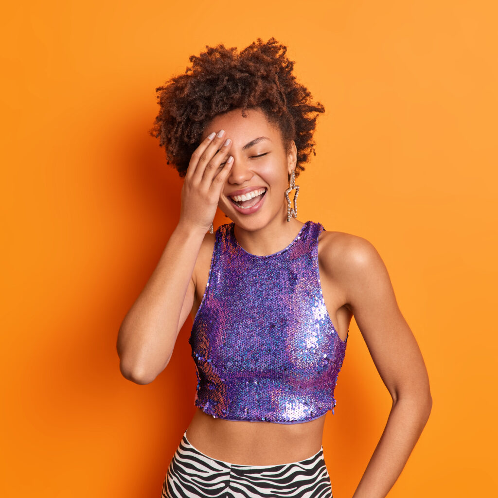 Tendências do Carnaval 2026: moda sustentável, personalização e cores vibrantes