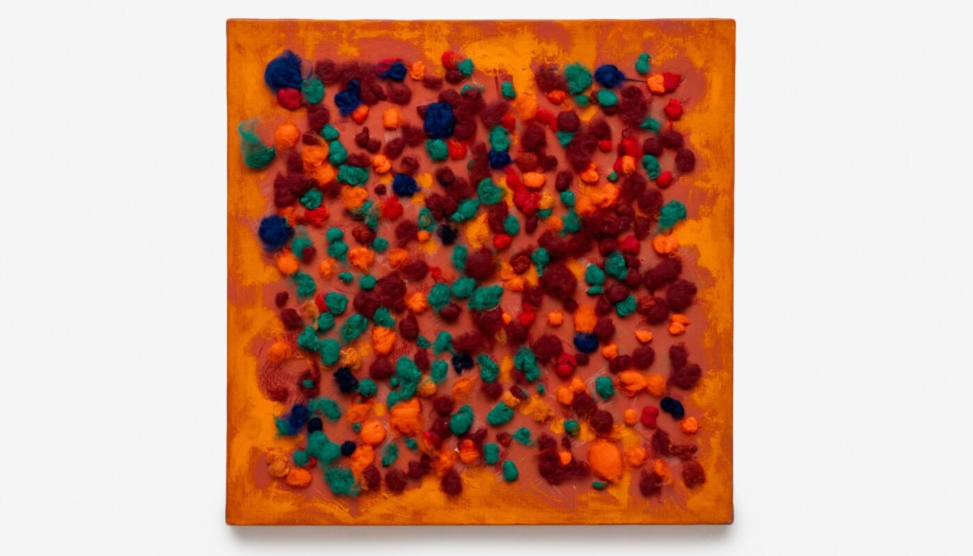 Exposição de Sheila Hicks no Instituto Tomie Ohtake mapeia seis décadas de arte têxtil com instalação inédita
