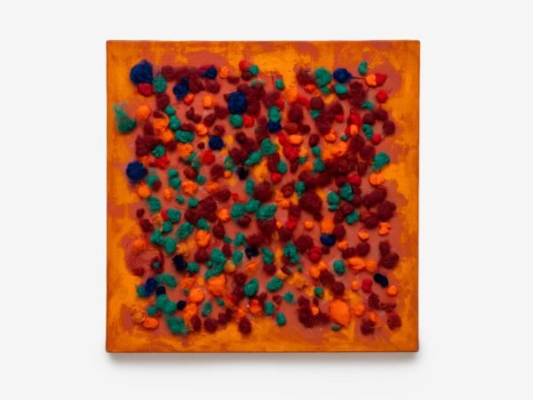 Exposição de Sheila Hicks no Instituto Tomie Ohtake mapeia seis décadas de arte têxtil com instalação inédita